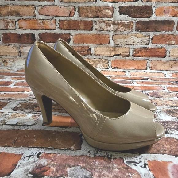 Clark's Narine Rowe Open Toe Taupe Pattent Leather Pump Size 6 Wide - Picture 1 of 7